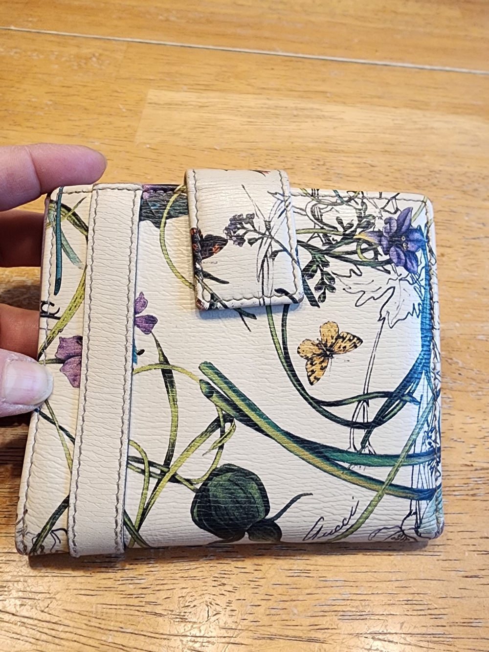 Gucci Flora compact wallet features a colorful floral print - Picture 2 of 16
